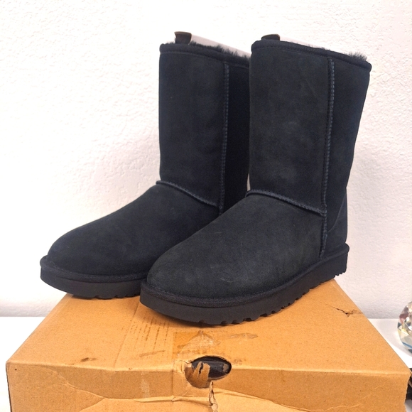 UGG Shoes - Ugg Classic short II- New